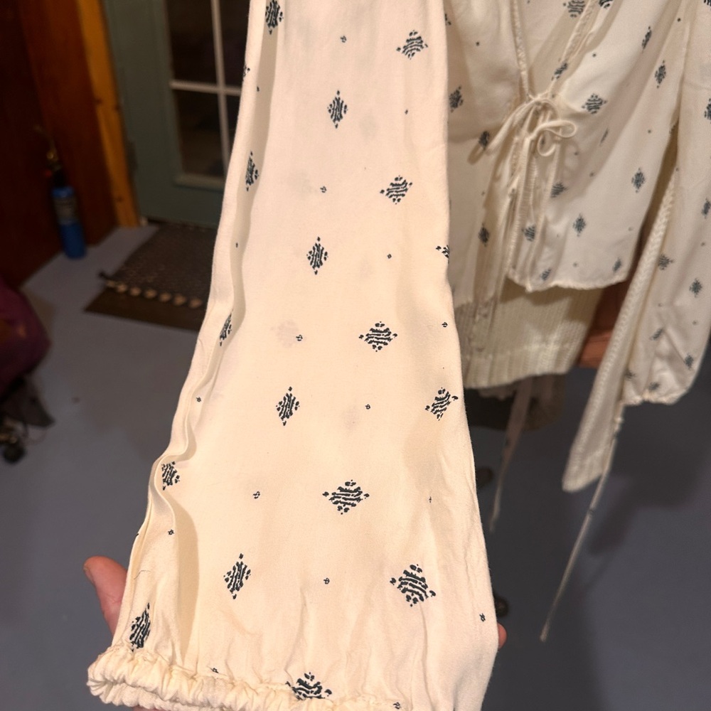 Chic White Blouse With Black Pattern - image 2